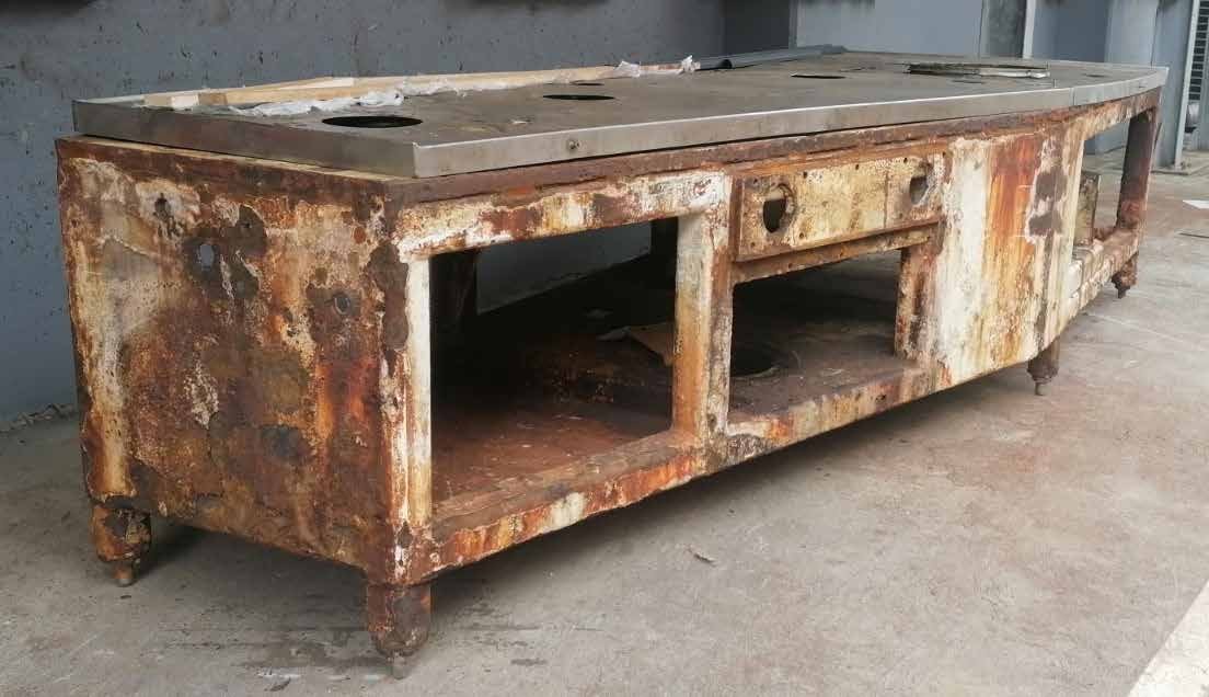 Mesa principal con corrosión severa